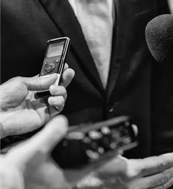 Periodista con micrófono