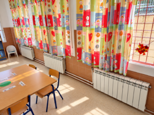 Aula infantil iluminada y colorida