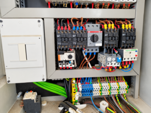 Interior de cuadro eléctrico industrialҟәа