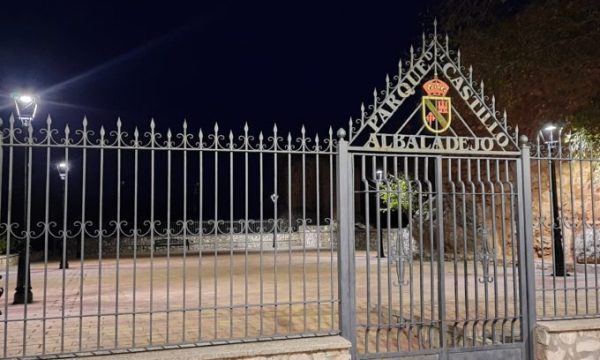 Imagen Albaladejo alumbrado puerta noche